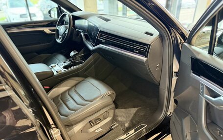 Volkswagen Touareg III, 2019 год, 5 400 000 рублей, 28 фотография