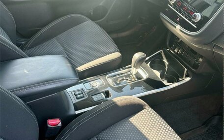 Mitsubishi Outlander III рестайлинг 3, 2021 год, 2 440 000 рублей, 17 фотография
