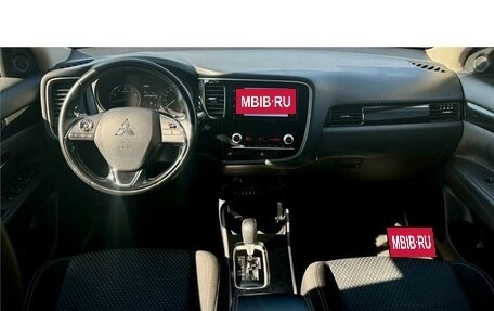 Mitsubishi Outlander III рестайлинг 3, 2021 год, 2 440 000 рублей, 15 фотография