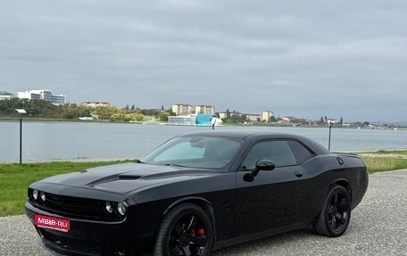 Dodge Challenger III рестайлинг 2, 2017 год, 1 700 000 рублей, 1 фотография
