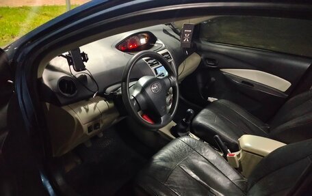 Toyota Yaris III рестайлинг, 2006 год, 675 000 рублей, 11 фотография