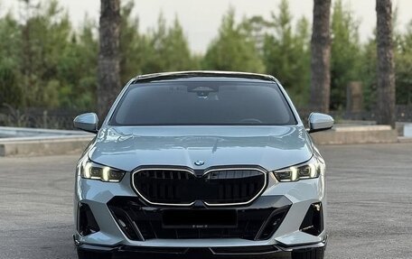 BMW 5 серия, 2024 год, 6 410 000 рублей, 2 фотография