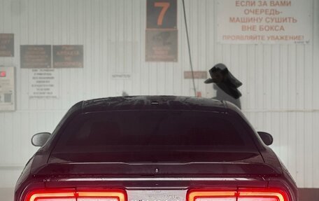 Dodge Challenger III рестайлинг 2, 2017 год, 1 700 000 рублей, 2 фотография