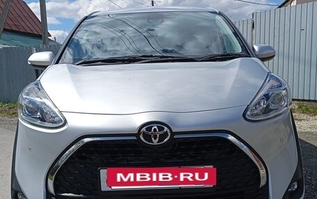 Toyota Sienta II, 2022 год, 1 850 000 рублей, 2 фотография