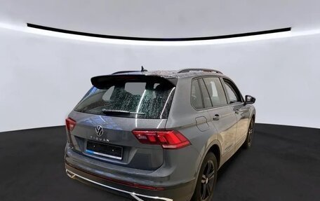 Volkswagen Tiguan II, 2022 год, 2 462 000 рублей, 2 фотография