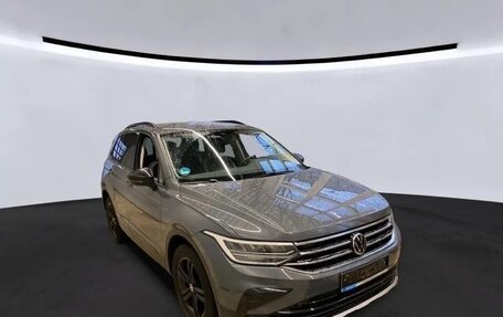 Volkswagen Tiguan II, 2022 год, 2 462 000 рублей, 3 фотография