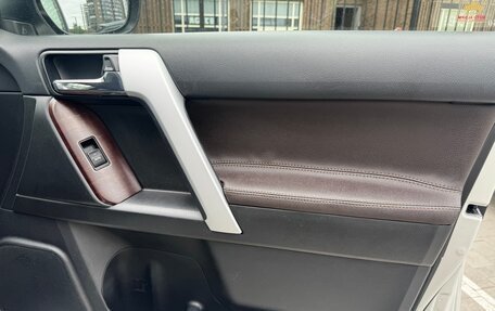 Toyota Land Cruiser Prado 150 рестайлинг 2, 2016 год, 3 950 000 рублей, 13 фотография