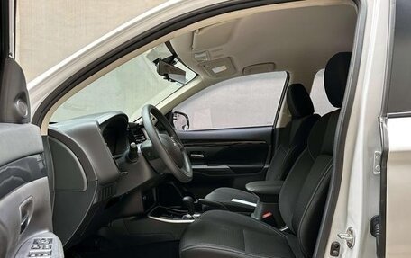 Mitsubishi Outlander III рестайлинг 3, 2022 год, 1 680 000 рублей, 6 фотография