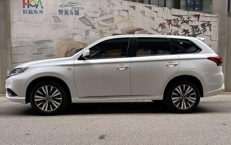Mitsubishi Outlander III рестайлинг 3, 2022 год, 1 680 000 рублей, 3 фотография