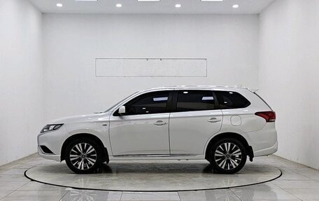 Mitsubishi Outlander III рестайлинг 3, 2022 год, 1 690 000 рублей, 8 фотография