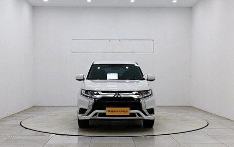 Mitsubishi Outlander III рестайлинг 3, 2022 год, 1 690 000 рублей, 2 фотография