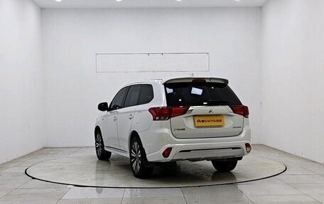 Mitsubishi Outlander III рестайлинг 3, 2022 год, 1 690 000 рублей, 7 фотография