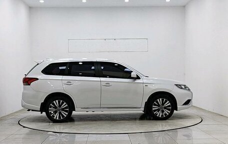 Mitsubishi Outlander III рестайлинг 3, 2022 год, 1 690 000 рублей, 4 фотография
