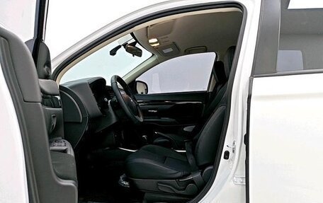 Mitsubishi Outlander III рестайлинг 3, 2022 год, 1 690 000 рублей, 9 фотография