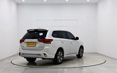 Mitsubishi Outlander III рестайлинг 3, 2022 год, 1 690 000 рублей, 5 фотография