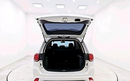 Mitsubishi Outlander III рестайлинг 3, 2022 год, 1 690 000 рублей, 13 фотография
