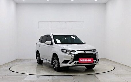 Mitsubishi Outlander III рестайлинг 3, 2022 год, 1 690 000 рублей, 3 фотография