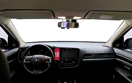 Mitsubishi Outlander III рестайлинг 3, 2022 год, 1 690 000 рублей, 10 фотография