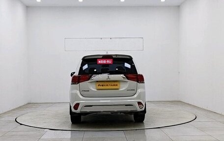 Mitsubishi Outlander III рестайлинг 3, 2022 год, 1 690 000 рублей, 6 фотография
