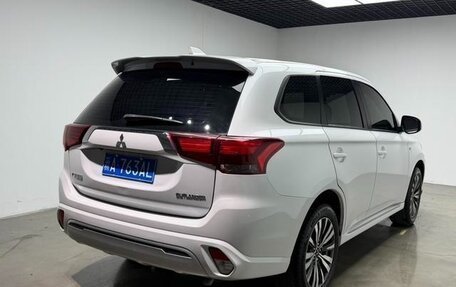 Mitsubishi Outlander III рестайлинг 3, 2022 год, 1 740 000 рублей, 4 фотография