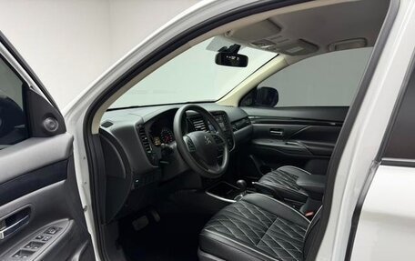 Mitsubishi Outlander III рестайлинг 3, 2022 год, 1 740 000 рублей, 7 фотография