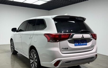 Mitsubishi Outlander III рестайлинг 3, 2022 год, 1 740 000 рублей, 6 фотография