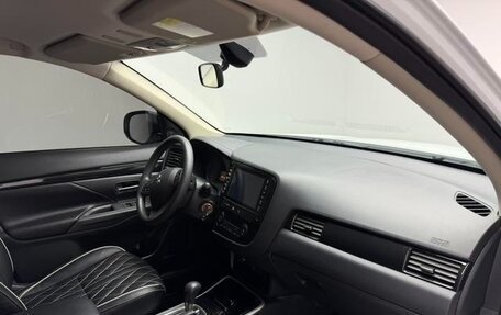 Mitsubishi Outlander III рестайлинг 3, 2022 год, 1 740 000 рублей, 13 фотография