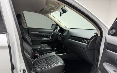Mitsubishi Outlander III рестайлинг 3, 2022 год, 1 740 000 рублей, 14 фотография