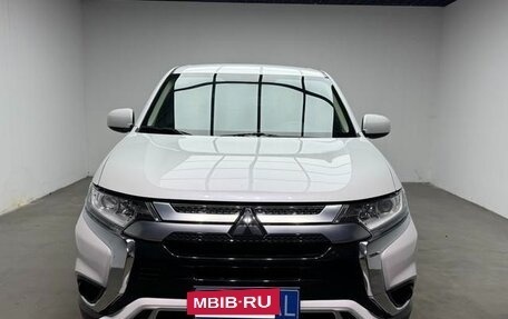Mitsubishi Outlander III рестайлинг 3, 2022 год, 1 740 000 рублей, 2 фотография
