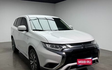 Mitsubishi Outlander III рестайлинг 3, 2022 год, 1 740 000 рублей, 3 фотография