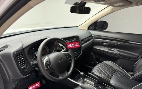 Mitsubishi Outlander III рестайлинг 3, 2022 год, 1 740 000 рублей, 8 фотография