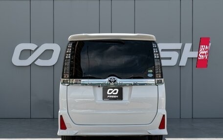 Toyota Voxy III, 2017 год, 2 180 000 рублей, 4 фотография