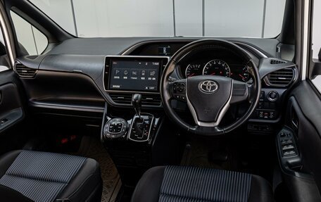Toyota Voxy III, 2017 год, 2 180 000 рублей, 6 фотография