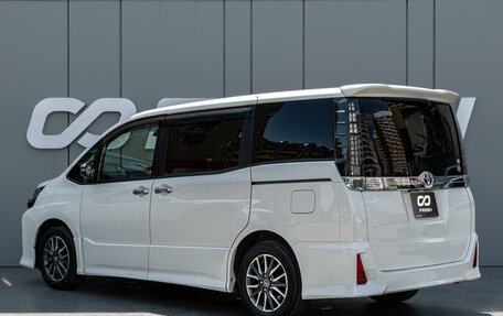 Toyota Voxy III, 2017 год, 2 180 000 рублей, 2 фотография