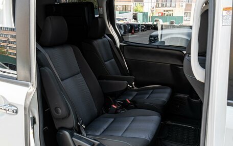 Toyota Voxy III, 2017 год, 2 180 000 рублей, 10 фотография