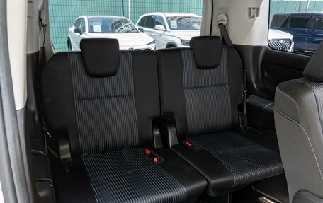 Toyota Voxy III, 2017 год, 2 180 000 рублей, 12 фотография