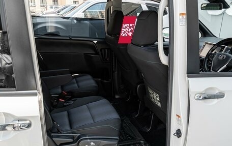Toyota Voxy III, 2017 год, 2 180 000 рублей, 13 фотография