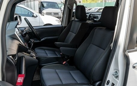 Toyota Voxy III, 2017 год, 2 180 000 рублей, 8 фотография