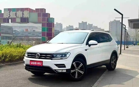 Volkswagen Tiguan II, 2021 год, 1 800 001 рублей, 1 фотография