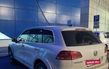 Volkswagen Touareg III, 2011 год, 2 400 000 рублей, 3 фотография