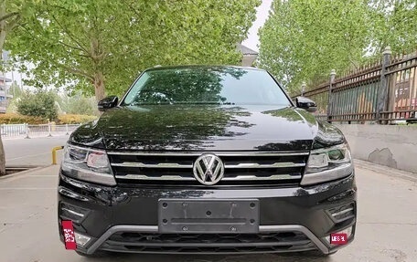 Volkswagen Tiguan II, 2019 год, 1 700 001 рублей, 2 фотография