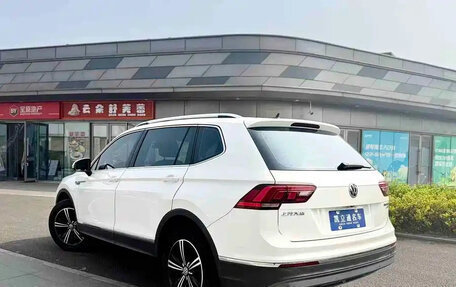 Volkswagen Tiguan II, 2021 год, 1 800 001 рублей, 4 фотография