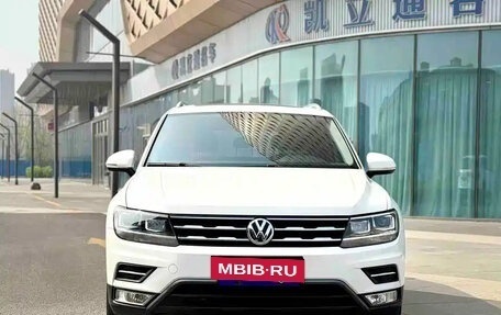 Volkswagen Tiguan II, 2021 год, 1 800 001 рублей, 2 фотография