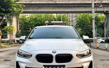 BMW 1 серия, 2022 год, 1 420 000 рублей, 2 фотография