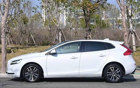 Volvo V40 II рестайлинг, 2018 год, 1 600 000 рублей, 4 фотография