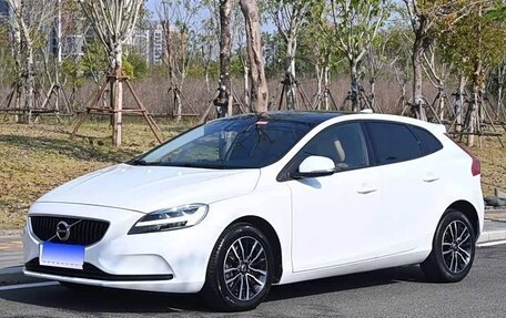 Volvo V40 II рестайлинг, 2018 год, 1 600 000 рублей, 2 фотография