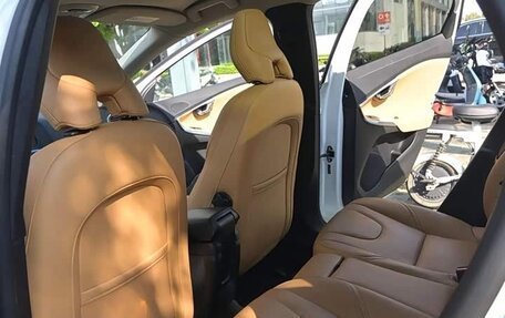 Volvo V40 II рестайлинг, 2018 год, 1 600 000 рублей, 8 фотография