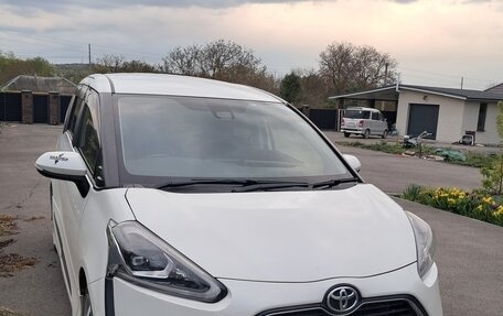 Toyota Sienta II, 2018 год, 1 400 000 рублей, 2 фотография