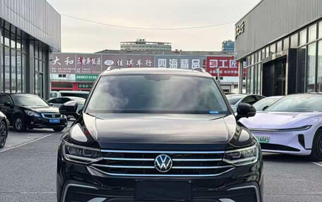 Volkswagen Tiguan II, 2023 год, 2 500 000 рублей, 2 фотография