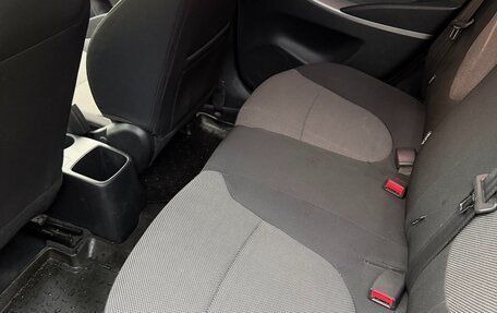Hyundai Solaris II рестайлинг, 2011 год, 900 000 рублей, 10 фотография
